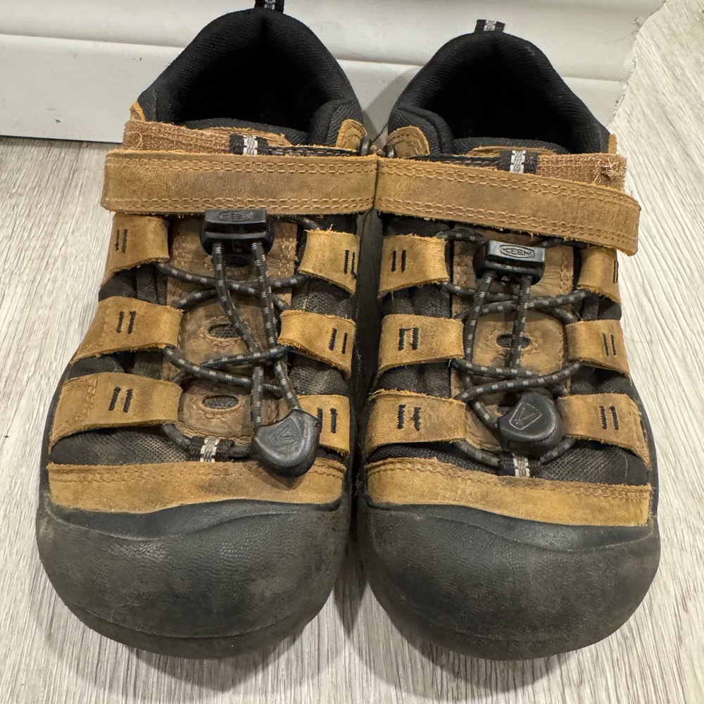 Kids keen size 12 running shoes